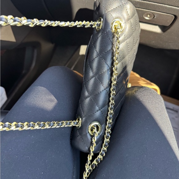 Elegant Black Quilted Shoulder Bag with Gold Details - Picture 7 of 7